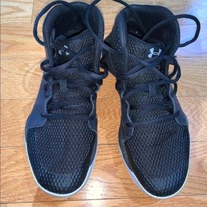Under armour boys basketball shoes. Size 7Y
